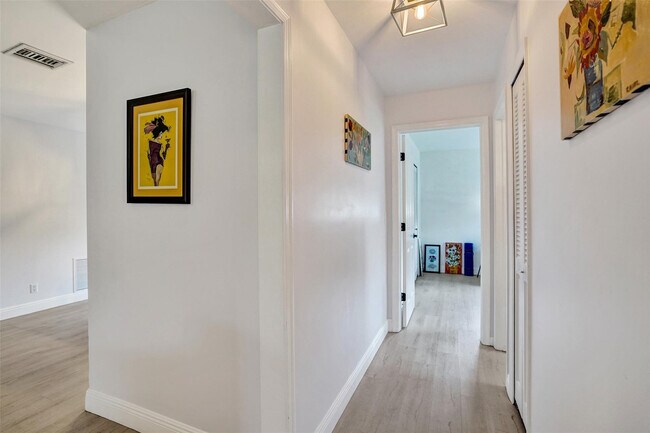 Building Photo - 4840 Greentree Ln