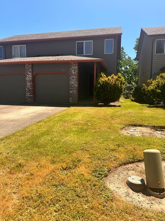 Building Photo - Large 2-story Duplex ~ 3 Bed / 1.5 Bath