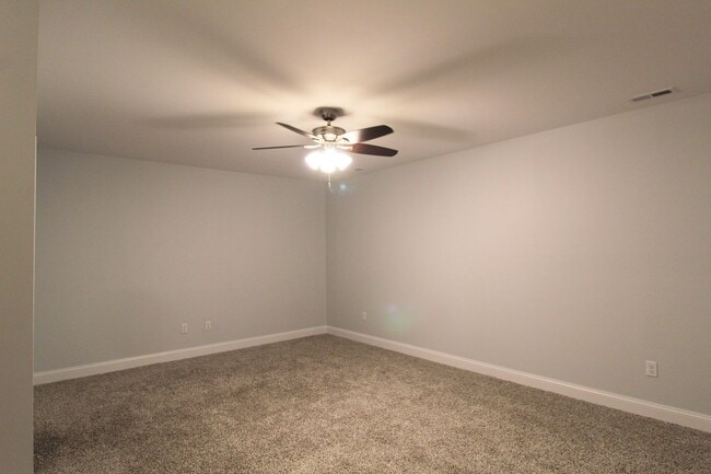 Building Photo - Spacious 3–4 Bedroom Townhome in Prime Loc...