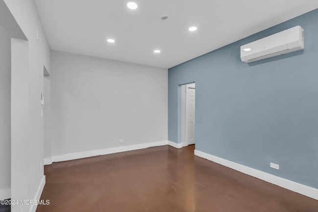 Building Photo - 922 4th Ave