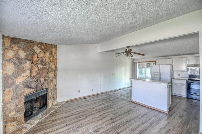 Building Photo - 2264 Donna Dr