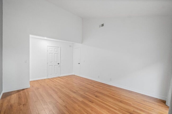 Building Photo - Coming Soon La Jolla UTC Renovated 3 bd /2 ba Townhome with Garage, Private Patio, + more!