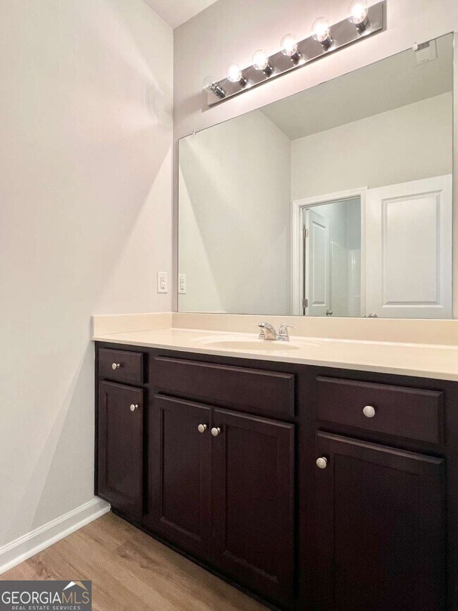 Building Photo - 370 Broadmoor Dr