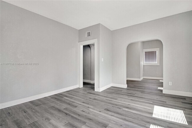 Building Photo - 327 SW 20th St