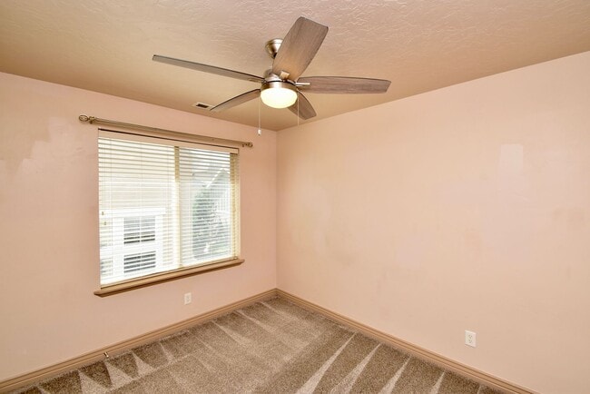 Building Photo - 3 Bed 2.5 Bath Home in HOA Community with Great Amenities!