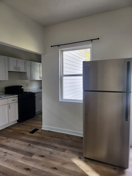Kitchen (view with appliances) - 301 Johnson St