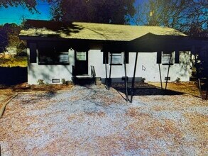 Building Photo - 3 bedroom 1 Bathroom
