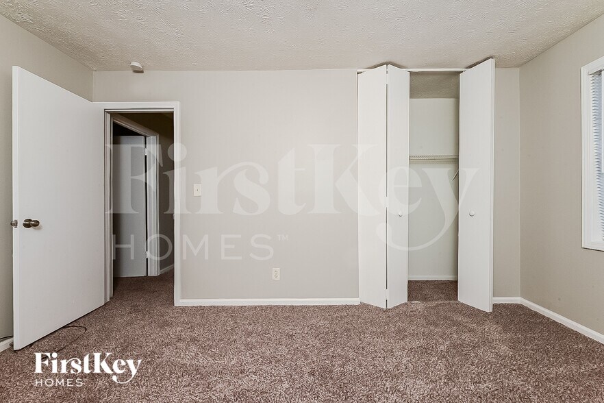 Building Photo - 3327 Creekwood Dr
