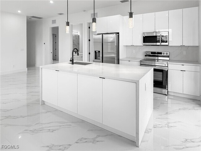 Building Photo - 916 Sara Ave N