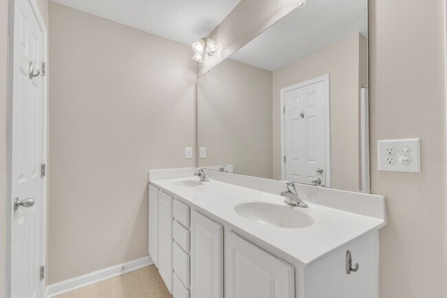 Building Photo - Charming 3-bedroom, 2-bathroom home nestled in the heart of Wake Forest