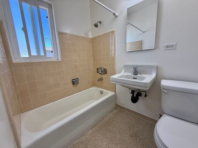 Building Photo - CORNER Upstairs Unit Within Small Gated Community! COMPLIMENTARY Shared Laundry! Spacious Floorplan!