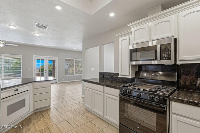 Building Photo - 825 Dulce Tierra Dr