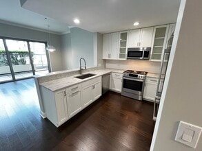 Building Photo - Turnkey Luxury 2BR Residence | Fully Renovated | Garage Parking | Prime Downtown River North / St...