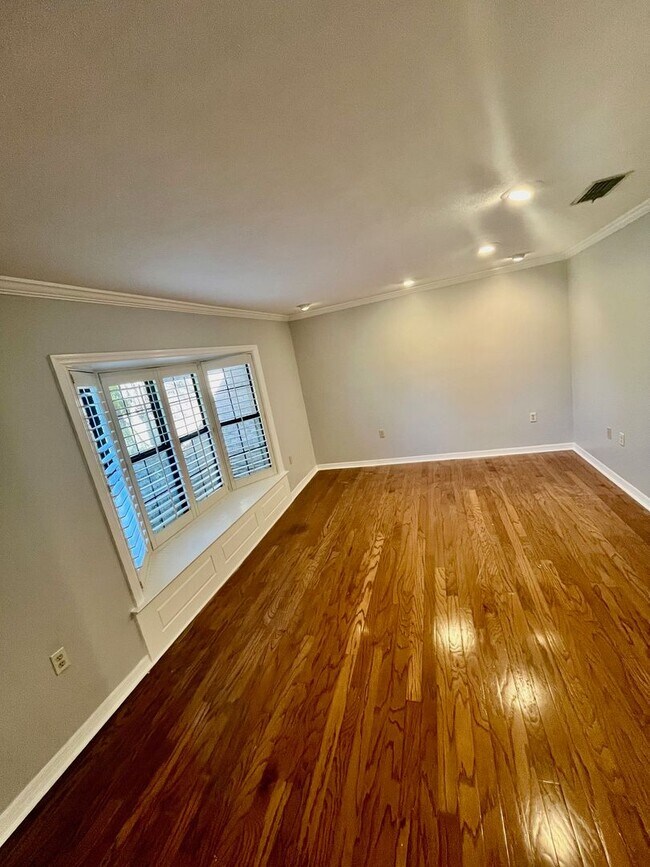 Building Photo - AVAILABLE 07/01!  HUGE 3300sqft  4BR/3.5BA...