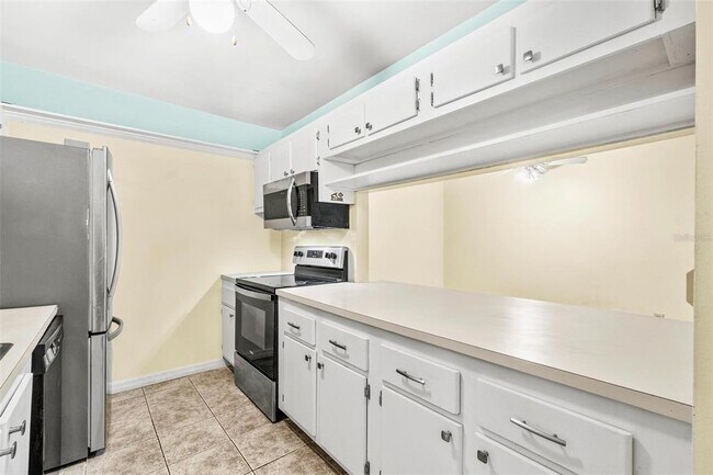 Building Photo - 265 SW Lincoln Cir N