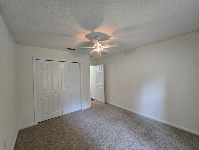 Building Photo - Move-In Special 1/2 Off First Months Rent