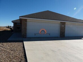 Building Photo - Spacious 2 bedroom 2 bath Duplex.