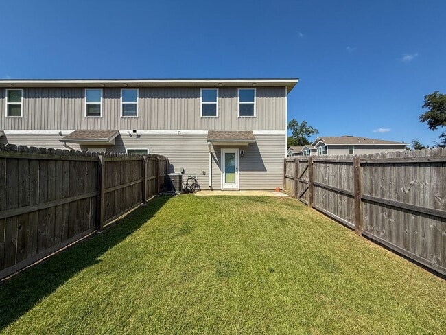 Building Photo - 3 bedroom 2.5 bath townhome tucked inside ...