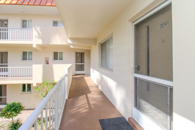 Building Photo - ** STUNNING REMODELED 2/2 CONDO IN THE ELE...