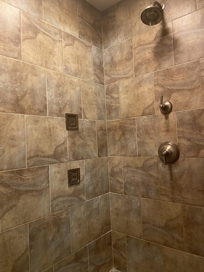 Custom shower w/ Kohler fixtures and left jets in main bedroom - 1309 Ujamaa Dr