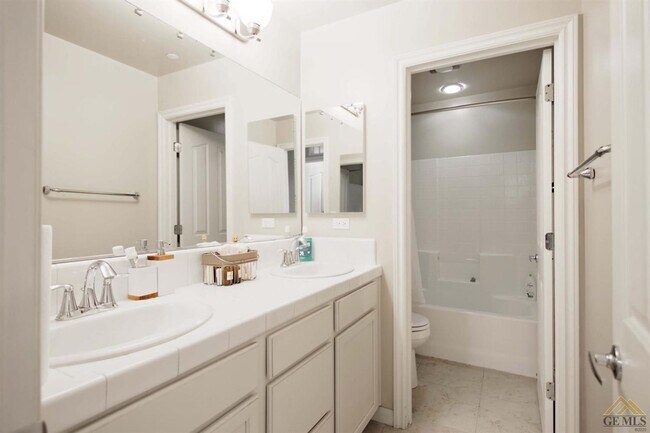 Building Photo - Gorgeous Home in a Gated Community with Pool!