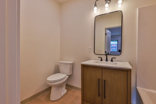 Building Photo - 551 Elm St