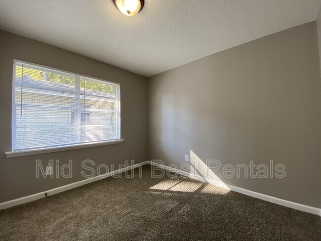 Building Photo - 6 Point O Woods Dr
