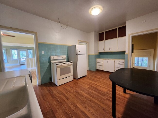 Building Photo - Victorian Home Downtown – Available NOW