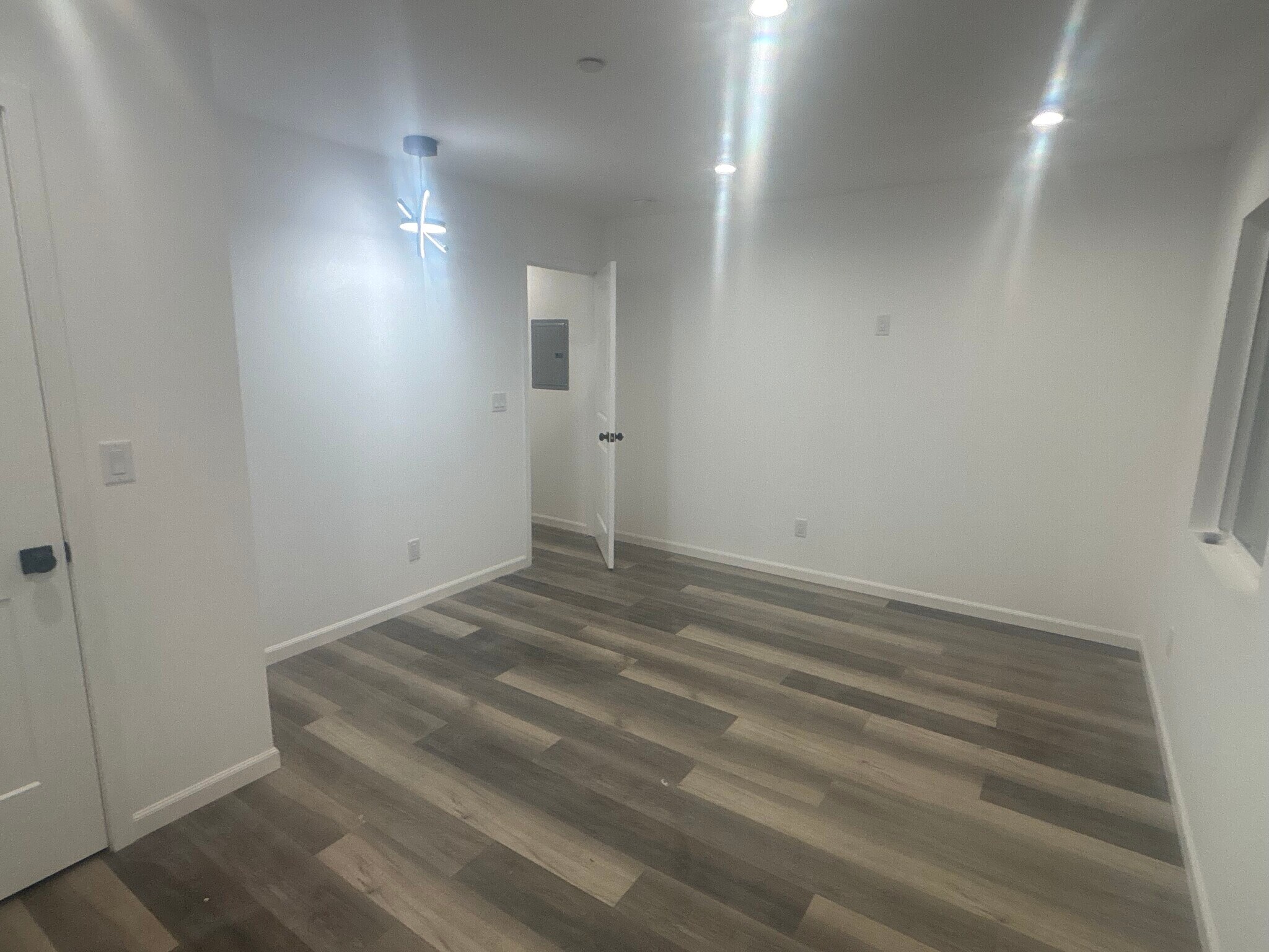 Building Photo - 3006 S Palm Grove Ave