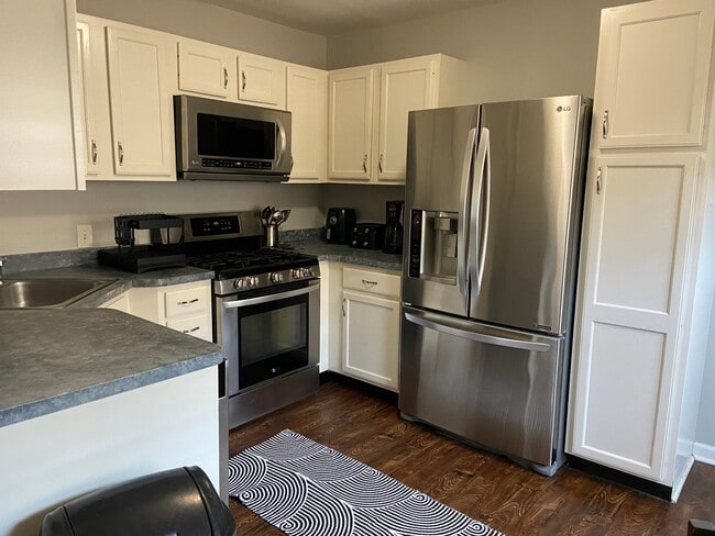 Kitchen - 406 Giuffrias Ave