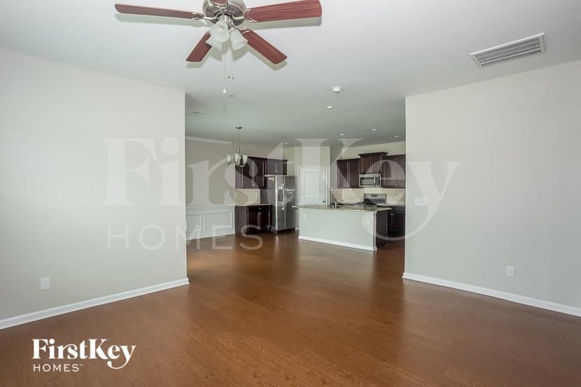Building Photo - 133 Kingsway Dr