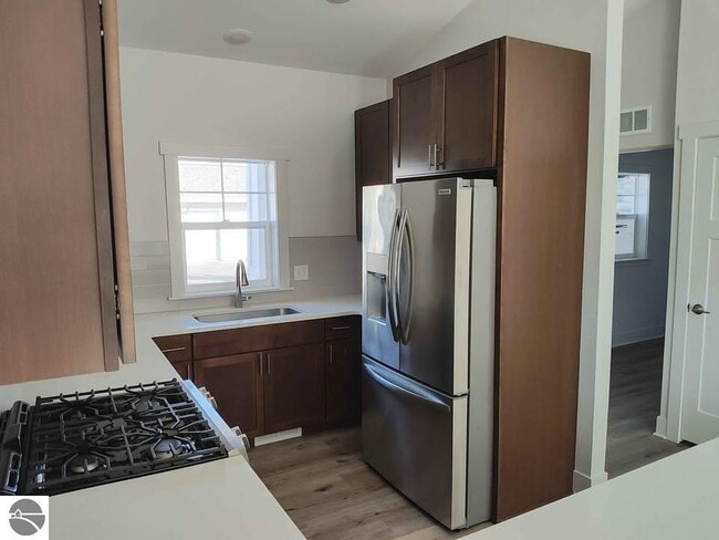 Building Photo - 1542 Simsbury St