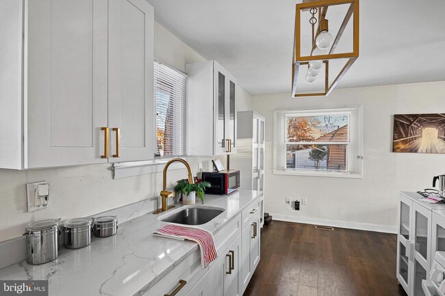 Building Photo - 903 Montrose Ave