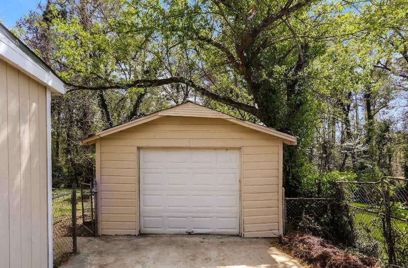 Building Photo - 2122 Cherry Ln