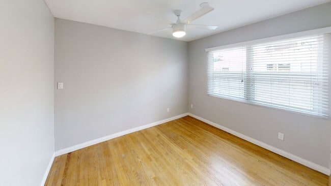 Building Photo - 7BD on Mary Lane! Huge Front Patio, Back Y...