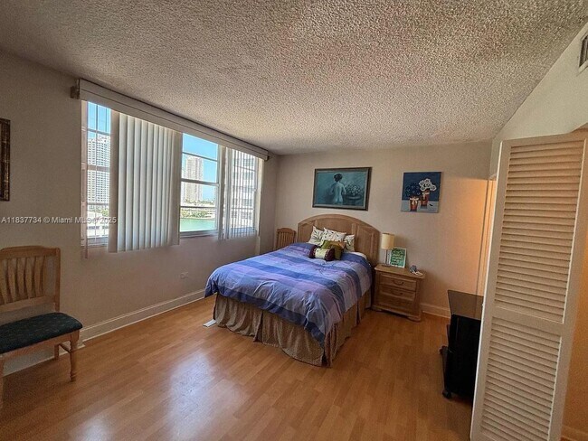 Building Photo - 825 Brickell Bay Dr