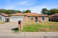 Building Photo - This spacious 4 bedroom, 2 bathroom home is waiting for you!
