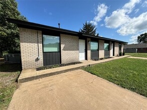 Building Photo - 914 Drake Dr