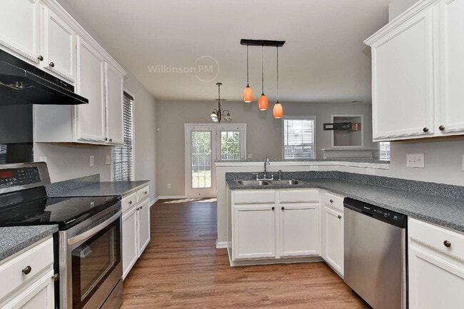 Building Photo - Beautiful 4-Bedroom Two Story Home with Fe...