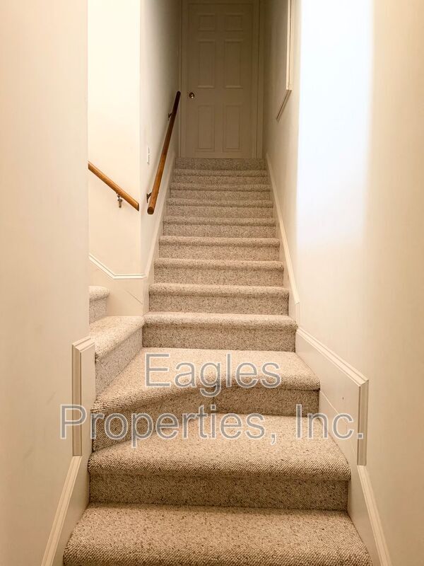 Building Photo - 107 Roundtree Ln