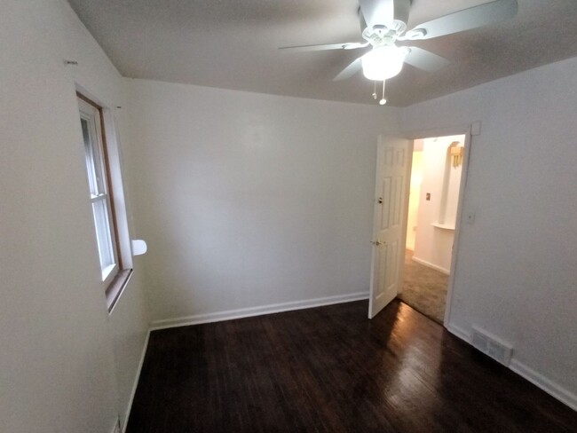 Building Photo - 3 bedroom 1 bathroom on the Westside NOW A...