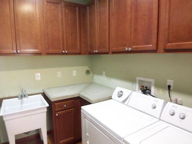 Building Photo - Monclair retreat, space and luxury in serene setting