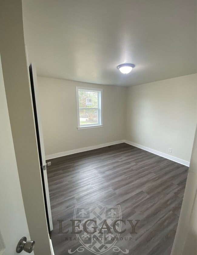 Building Photo - 7104 White Oak Dr