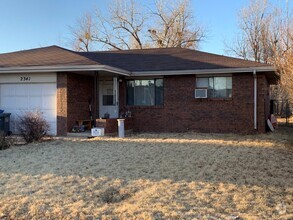 Building Photo - Beautiful 2 Bed, 1 Bath Ranch Duplex for R...