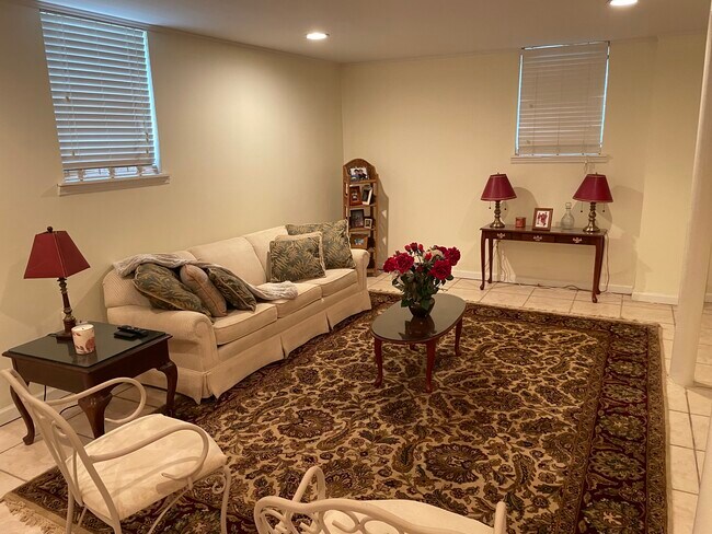 Building Photo - 29 10th Ave W