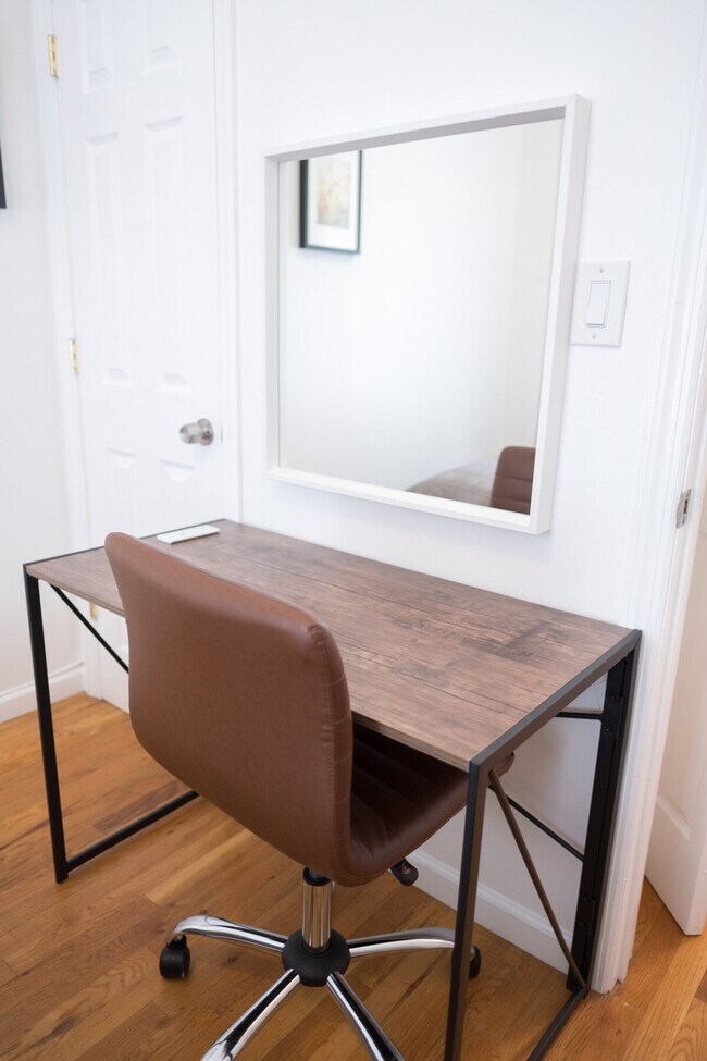 Building Photo - 305 E 104th St