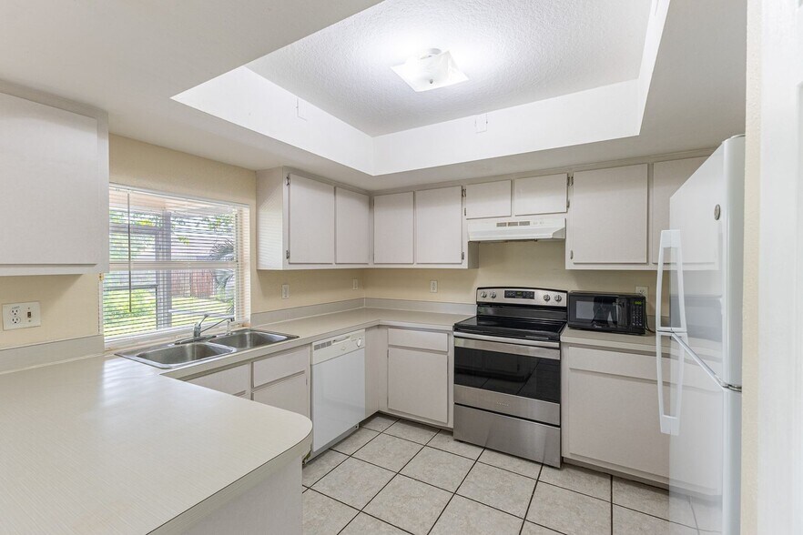 Building Photo - 3/2 Home with Garage Available NOW