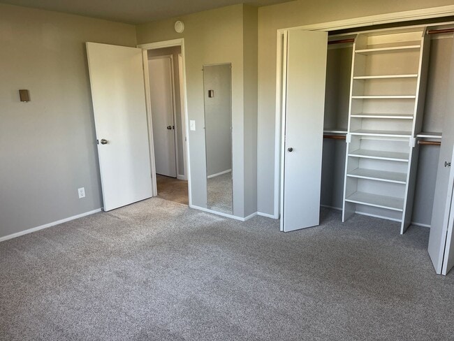 Building Photo - Large Home in peaceful setting