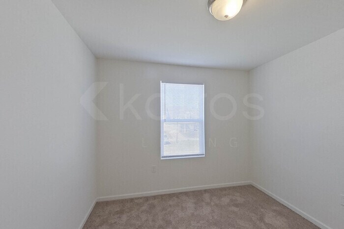 Building Photo - 924 Sanford Ln