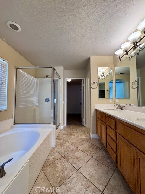 Building Photo - 30997 Oakhill Dr